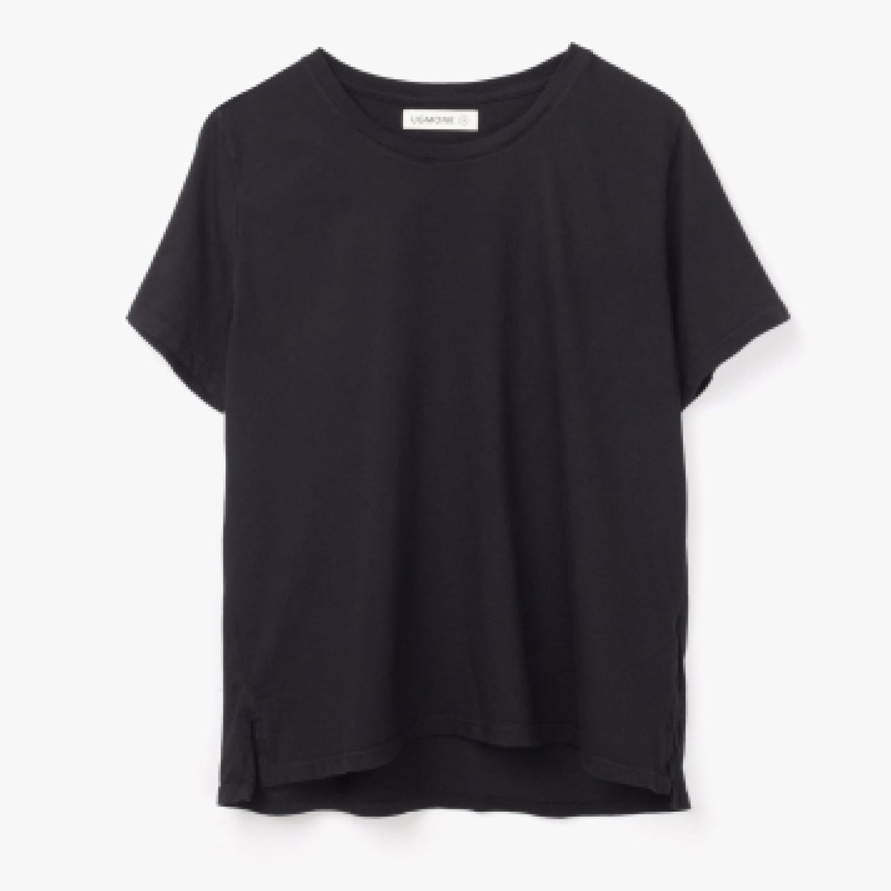 Dos camisetas de color gris, blanco y negro respectivamente, extendidas en plano.